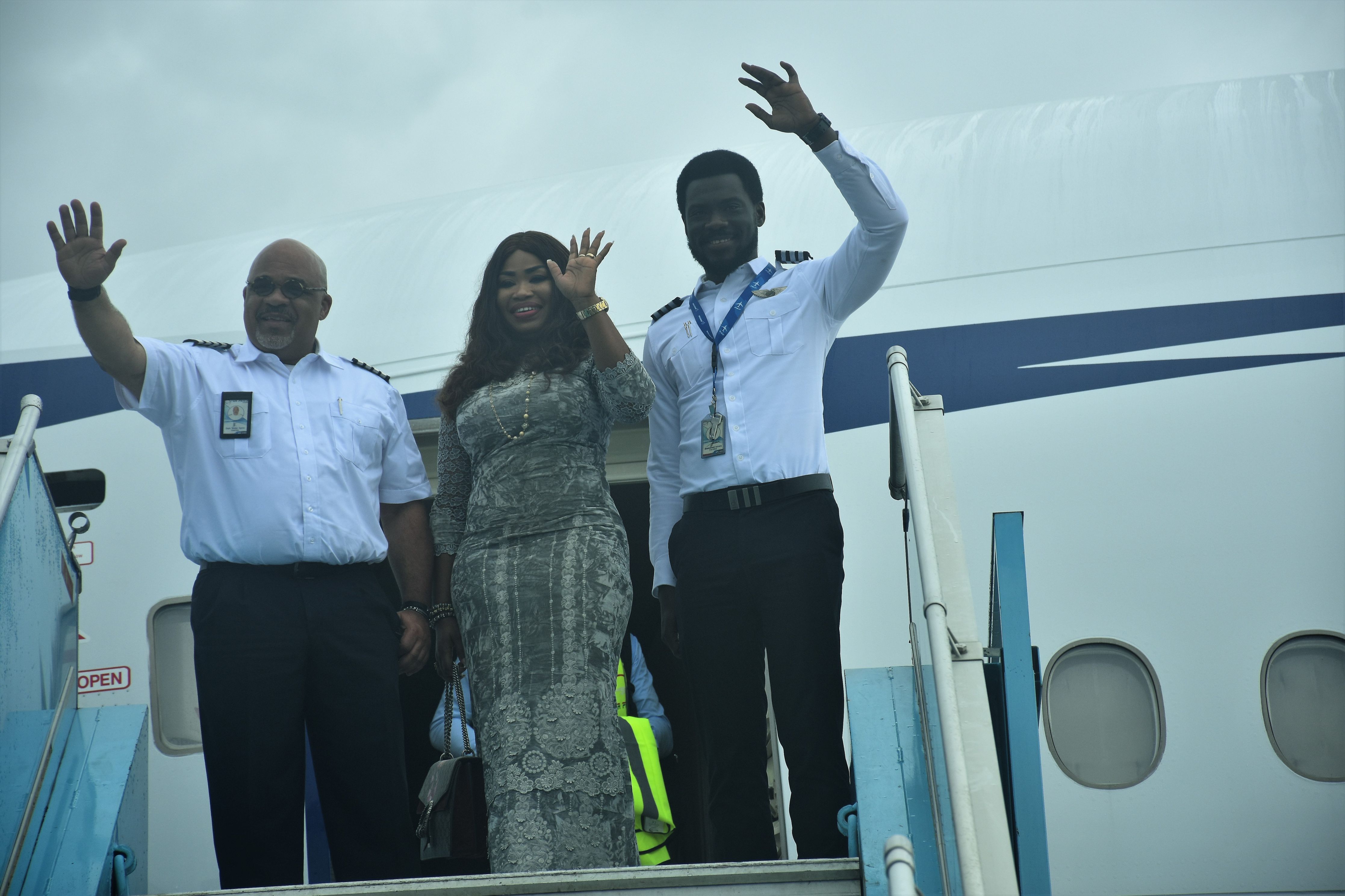 L-R: Air Peace Chief Pilot, Capt. Victor Egonu, Chief Operating Officer, Mrs. Oluwatoyin Olajide and Senior First Officer Emmanuel Iwhiwhu acknowledging cheers moments after the carrier’s second Boeing 777 operated by Egonu and Iwhiwhu touched down at the Murtala Mohammed International Airport, Lagos on Saturday