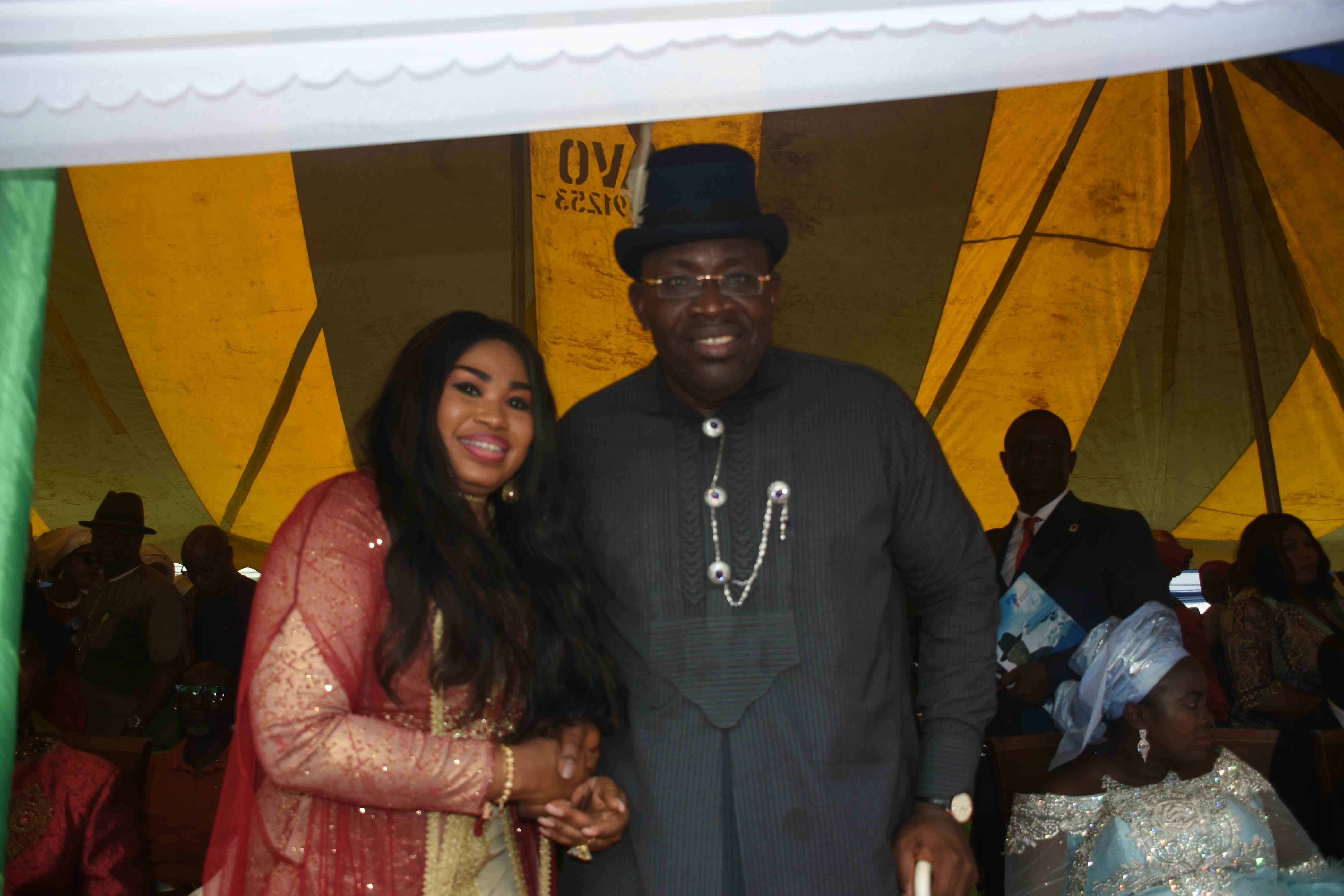 Air Peace Chief Operating Officer, Mrs. Oluwatoyin Olajide in a handshake with Bayelsa State Governor, Henry Seriake Dickson moments after the carrier made history as the first commercial airline to fly into the newly-built Bayelsa International Airport on Thursday.