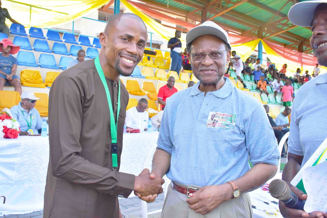 Air Peace Corporate Communications Manager, Mr. Chris Iwarah (left) in handshake with former Secretary-General of the Commonwealth, Chief Emeka Anyaoku after receiving a medal from the latter in recognition of the airline’s support for youth development during the finals of the 12th edition of the Annual Under-16 Inter-State Emeka Anyaoku Cup in Lagos on Sunday